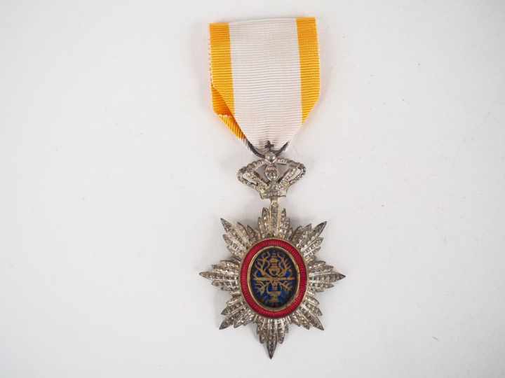 étoile de chevalier de l’ordre royal du Cambodge dans sa version avec 