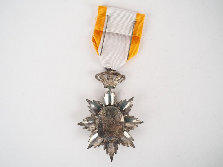 étoile de chevalier de l’ordre royal du Cambodge dans sa version avec 