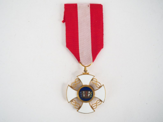 Vente aux enchères Belle étoile italienne de l’ordre de la couronne. Bel insigne en bronz