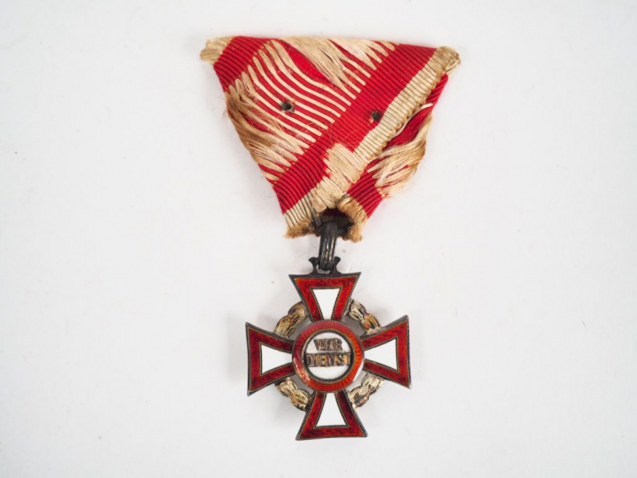 Etoile émaillée uniface du mérite militaire autrichien (époque républi