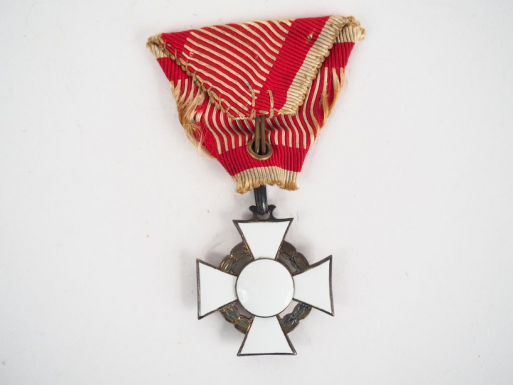 Etoile émaillée uniface du mérite militaire autrichien (époque républi