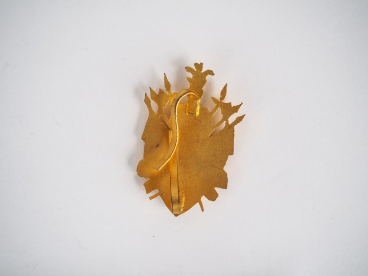 Insigne en bronze doré et émail (bélière de cravate de commandeur ?). 