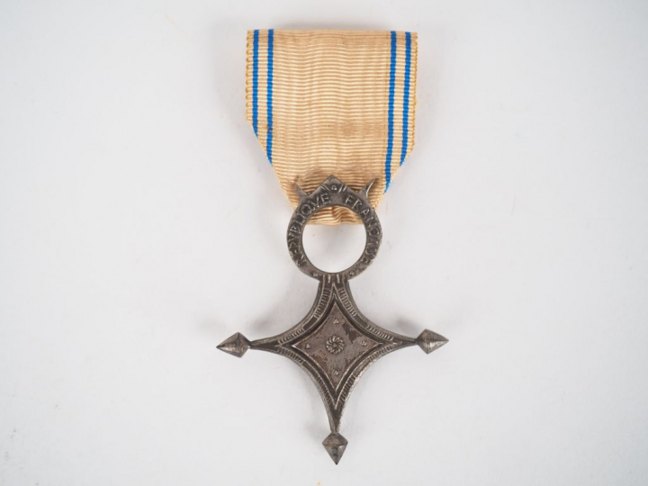 Etoile d’argent d’officier de l’ordre du mérite saharien, croix argent