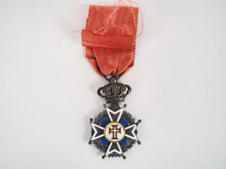 Belle croix de chevalier de l’ordre lusitanien connu comme l’ordre roy