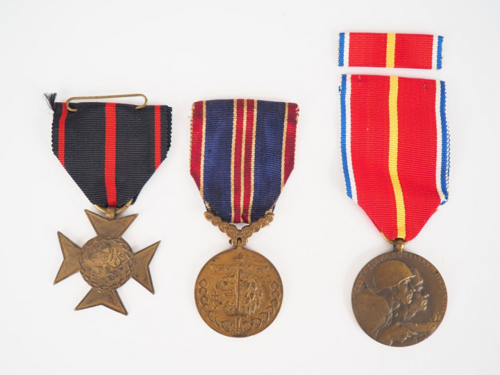 Lot de trois décorations tchécoslovaque sur le thème des partisans et 
