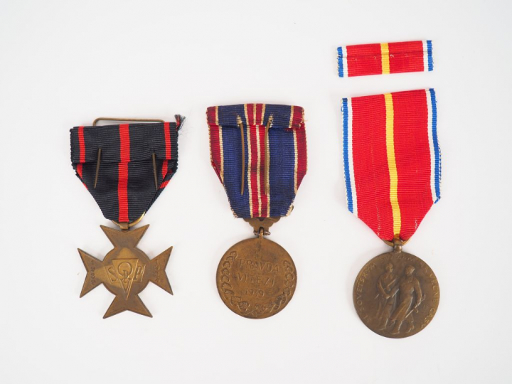 Lot de trois décorations tchécoslovaque sur le thème des partisans et 