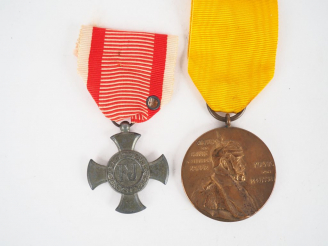 Vente aux enchères Lot de deux décorations des empires centraux dont médaille Allemagne i