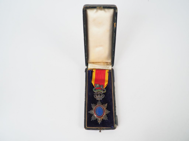 Boite en cartonnage abimée contenant une belle étoile de chevalier de 