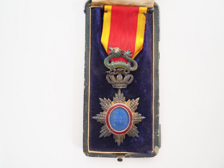 Boite en cartonnage abimée contenant une belle étoile de chevalier de 