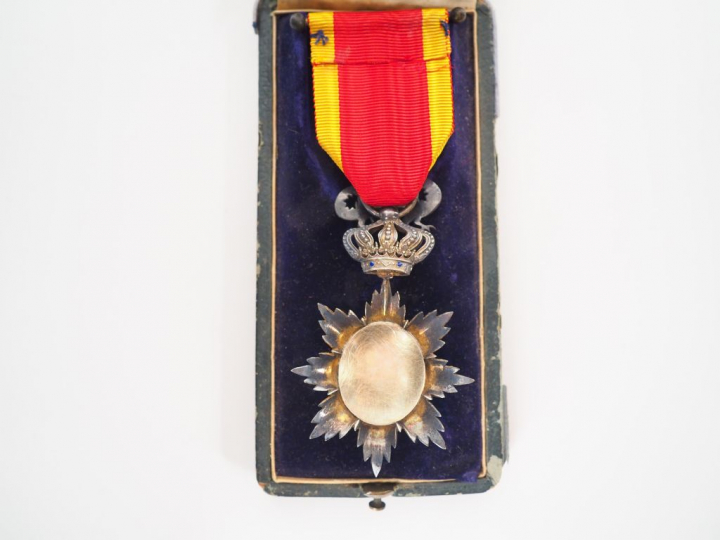 Boite en cartonnage abimée contenant une belle étoile de chevalier de 