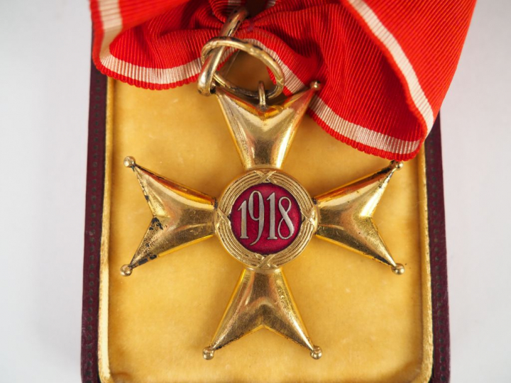 Boite contenant une belle étoile de commandeur polonais de l’ordre de 