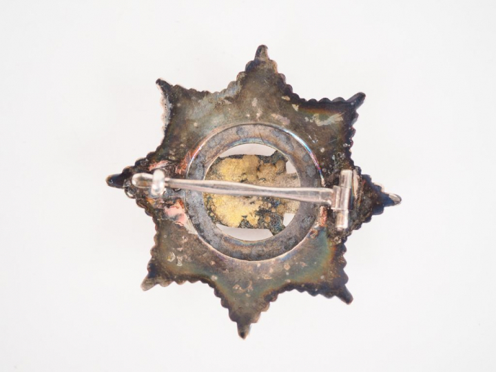 Belle plaque pectorale. Bijou en métal argenté et émail avec dos creux