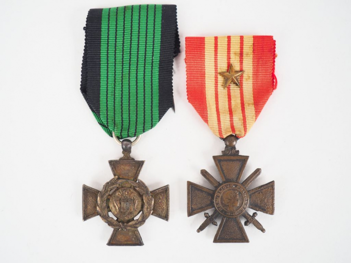 Lot de deux décorations Françaises dont croix de guerre légionnaire at