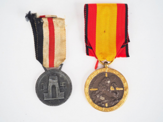 Vente aux enchères Lot de deux décorations dont une médaille Germano-italienne de la camp