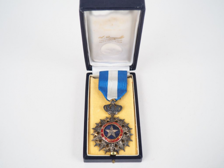 Boite contenant une belle étoile de chevalier de l’ordre du Nichan el 