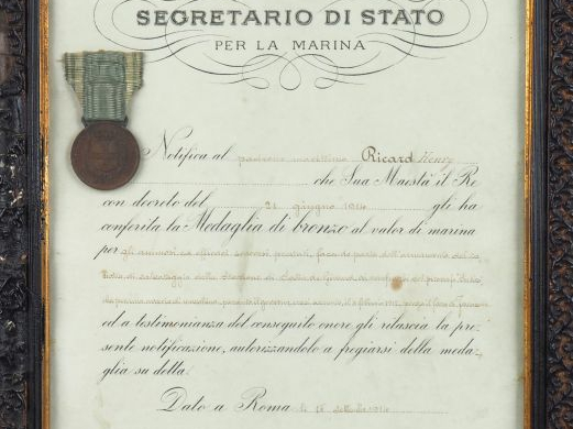 Tableau vitré contenant une médaille bronze de la valeur maritime ital