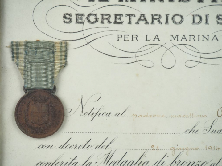 Tableau vitré contenant une médaille bronze de la valeur maritime ital