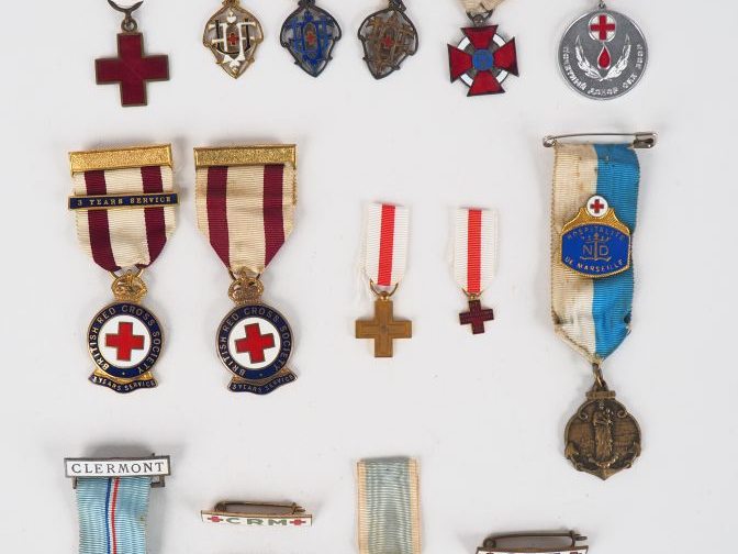 Important lot de décoration sur le thème de croix rouge et de l’hospit