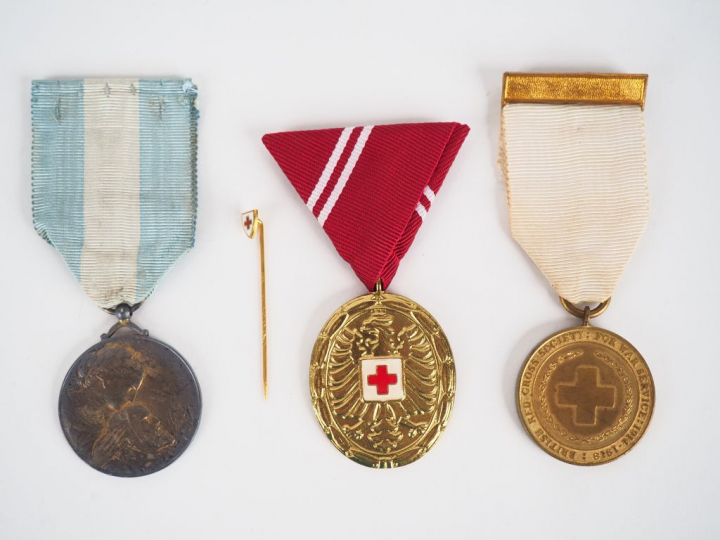 lot de 4 décorations sur le thème du secours aux blessés, on y trouve 