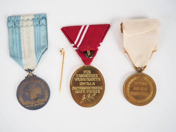 lot de 4 décorations sur le thème du secours aux blessés, on y trouve 