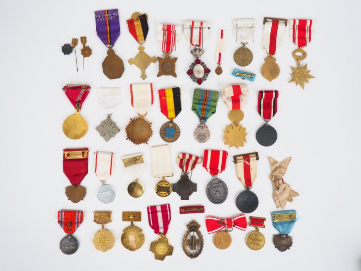 Important lot contenant une trentaine de décorations internationales (