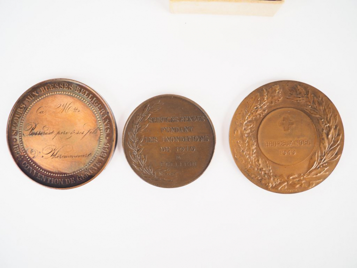 Lot de 9 décorations de boite, de médaille de table et de patchs en ti