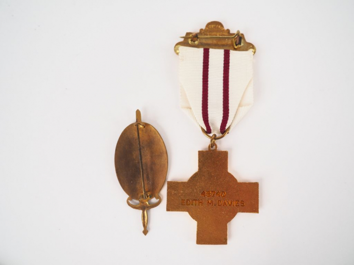 Lot de 9 décorations de boite, de médaille de table et de patchs en ti
