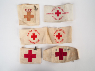 Vente aux enchères Lot de 5 brassards blancs en drap avec croix rouge et tampons de récep