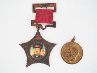 Vente aux enchères Lot de deux décorations autour du thème socialiste dont médaille en Fr