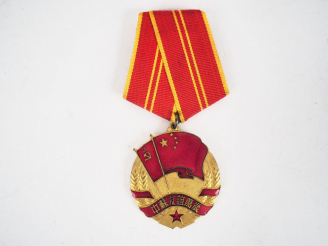 Vente aux enchères Décoration célébrant l’amitié Sino-Soviétique, module bronze uniface e