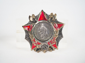 Vente aux enchères Plaque pectorale Soviétique en métal argenté et étoile rouge émaillée 