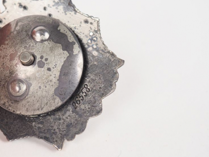 Plaque pectorale Soviétique en métal argenté et étoile rouge émaillée 