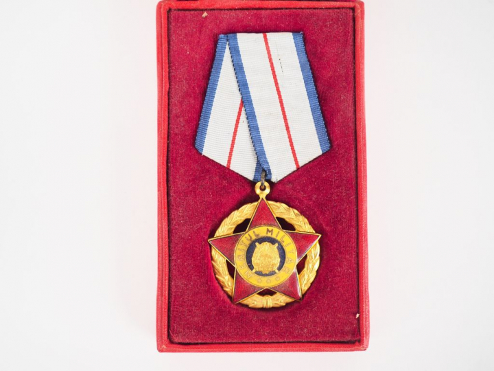 Boite d’origine rouge contenant une médaille de la république socialis