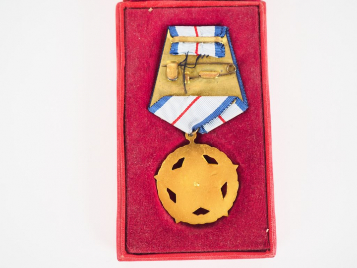 Boite d’origine rouge contenant une médaille de la république socialis