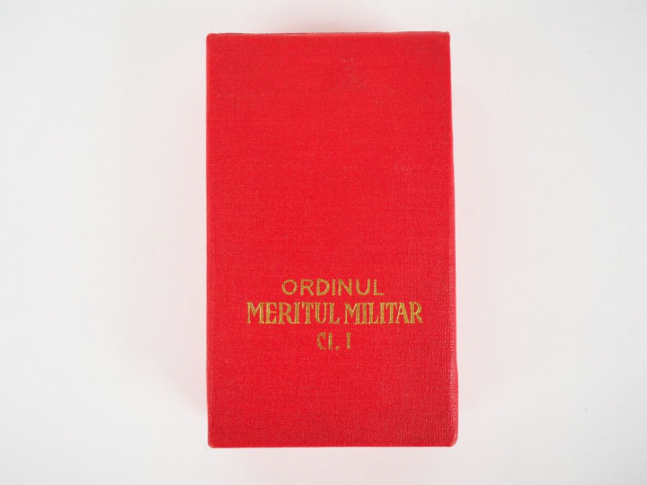 Boite d’origine rouge contenant une médaille de la république socialis