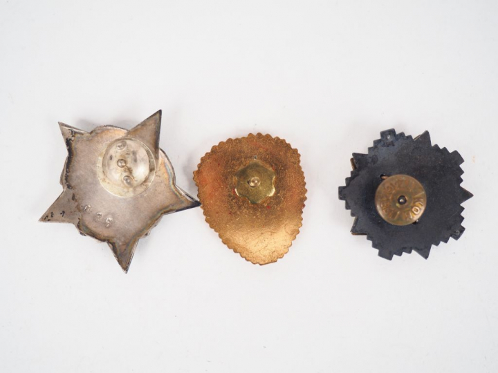 Lot de trois décorations du bloc de l’est post 1945 dont étoile émaill