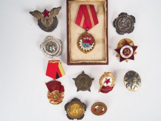 Vente aux enchères Lot de 10 décorations du bloc de l’est post 1945 et divers états satel