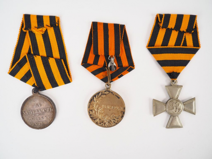 Lot de trois décorations tsaristes pendantes dont une médaille de St G