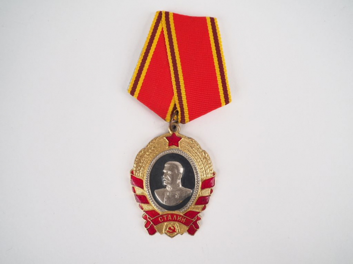 Médaille bronze doré et peinture rouge avec portrait de Staline, ruban