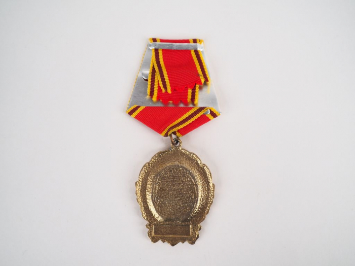 Médaille bronze doré et peinture rouge avec portrait de Staline, ruban