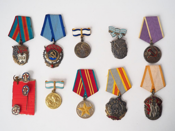 Lot  de 11 décorations et épinglettes de la Russie soviétique avec leu