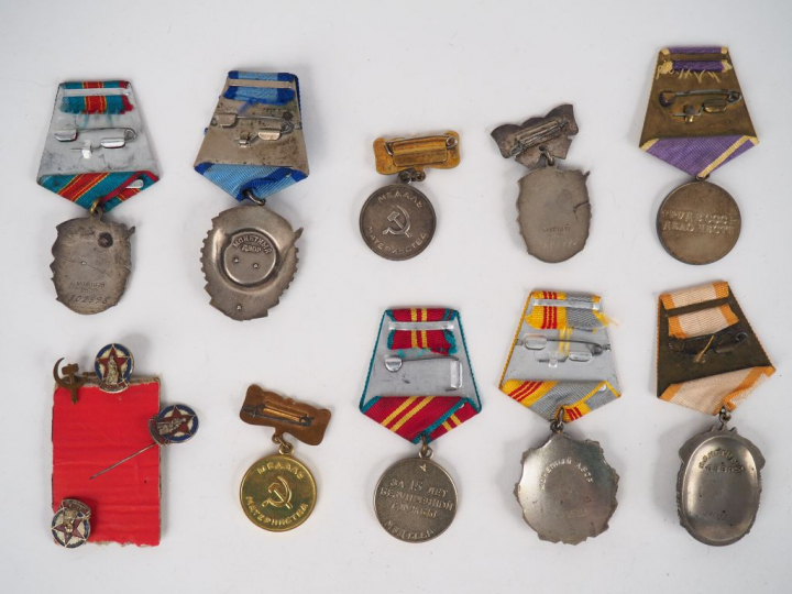 Lot  de 11 décorations et épinglettes de la Russie soviétique avec leu