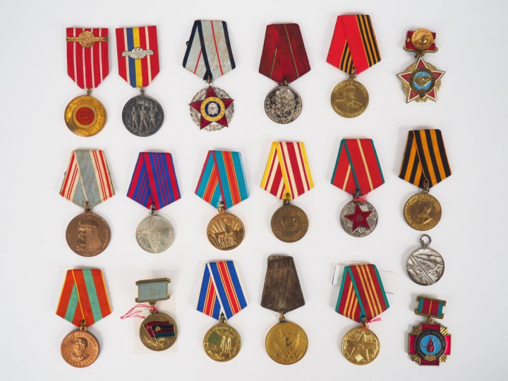 Lot de 19 décorations commémoratives de la Russie soviétique et des ét