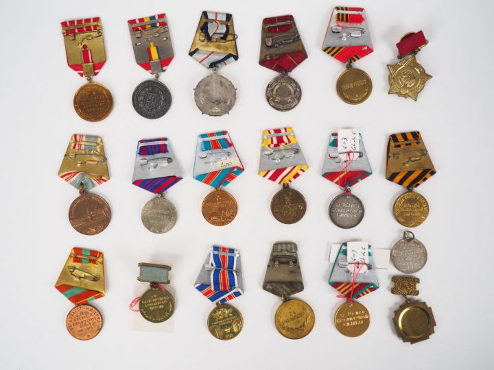 Lot de 19 décorations commémoratives de la Russie soviétique et des ét