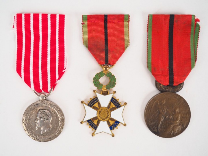 Lot de décorations françaises, on y trouve une médaille de la campagne