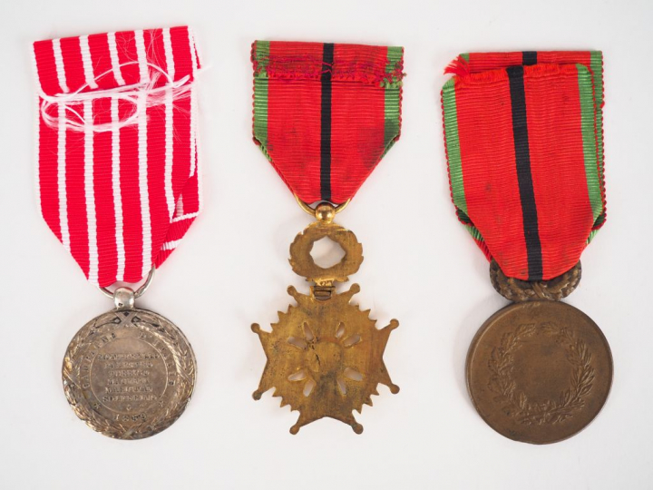 Lot de décorations françaises, on y trouve une médaille de la campagne