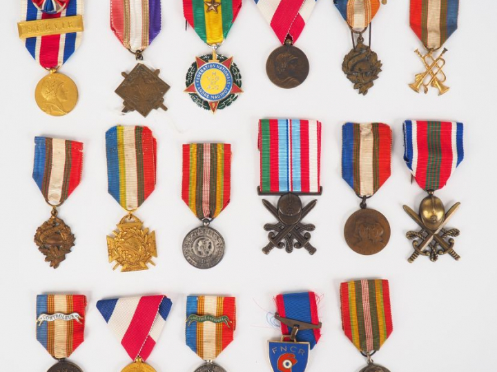 Lot de 17 décorations (non homologuées) d’associations françaises d’an
