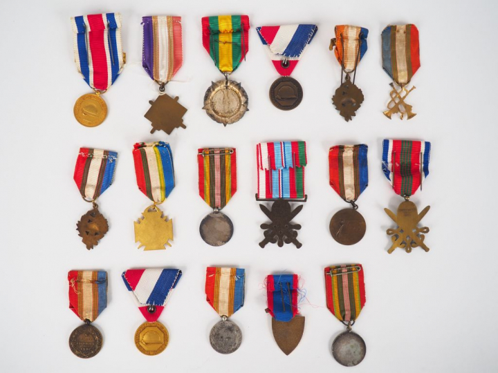 Lot de 17 décorations (non homologuées) d’associations françaises d’an