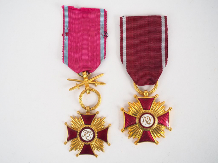 Lot de 2 décorations Polonaises, on y trouve une croix du mérite à tit