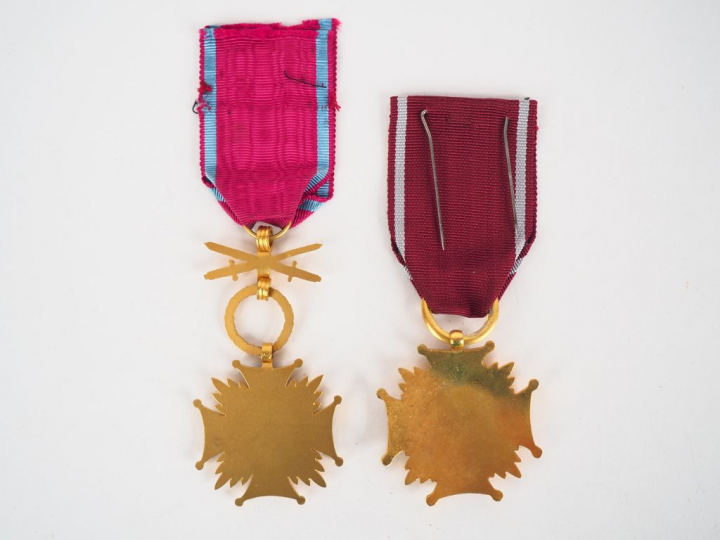 Lot de 2 décorations Polonaises, on y trouve une croix du mérite à tit